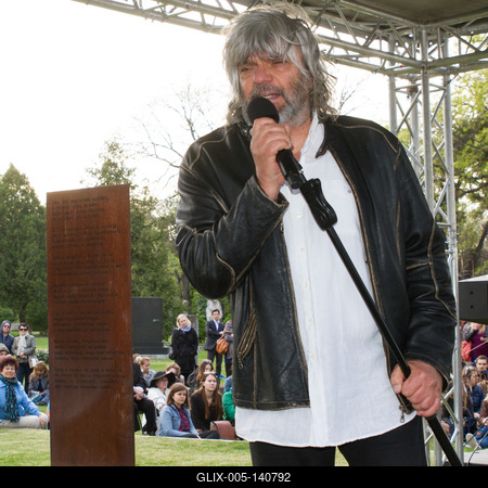 Földes László (Hobo) József Attila estje a költő sírjánál-stock-foto