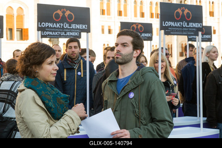 A Momentum bejelentette, hogy csatlakozik a korrupcióellenes aláírásgyűjtéshez-stock-foto