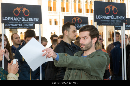 A Momentum bejelentette, hogy csatlakozik a korrupcióellenes aláírásgyűjtéshez-stock-foto