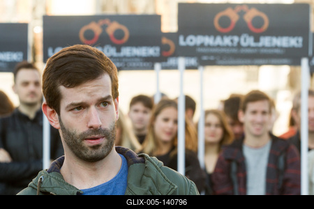 A Momentum bejelentette, hogy csatlakozik a korrupcióellenes aláírásgyűjtéshez-stock-foto