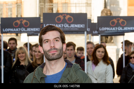 A Momentum bejelentette, hogy csatlakozik a korrupcióellenes aláírásgyűjtéshez-stock-foto