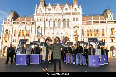 A Momentum bejelentette, hogy csatlakozik a korrupcióellenes aláírásgyűjtéshez-stock-foto