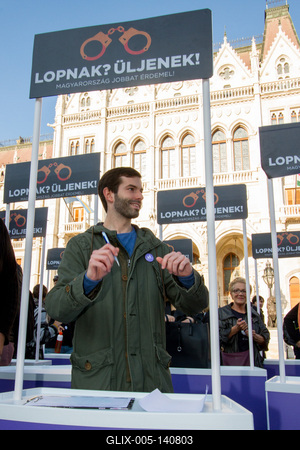 A Momentum bejelentette, hogy csatlakozik a korrupcióellenes aláírásgyűjtéshez-stock-foto