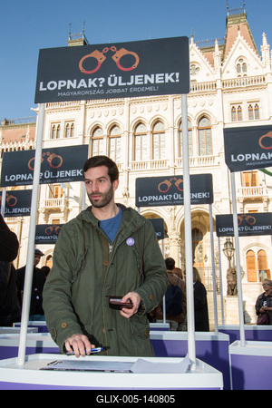 A Momentum bejelentette, hogy csatlakozik a korrupcióellenes aláírásgyűjtéshez-stock-foto