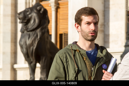 A Momentum bejelentette, hogy csatlakozik a korrupcióellenes aláírásgyűjtéshez-stock-foto