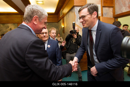 Politika - Miniszterelnök-jelöltek vitáznak-stock-foto