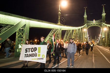 Fáklyás tüntetés a tandíj ellen a Gellért tér és a Corvinus Egyetem között.2018.10.23.Fotó:Vörös Szilárd-stock-foto