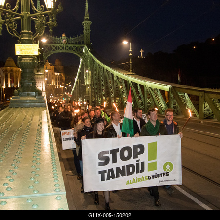 Fáklyás tüntetés a tandíj ellen a Gellért tér és a Corvinus Egyetem között.2018.10.23.Fotó:Vörös Szilárd-stock-foto