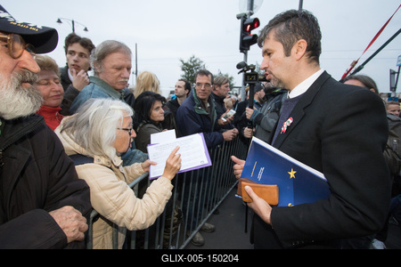 Ellenzéki tünetés a Bem téren.A képen Hadházy Ákos.2018.10.23.Fotó:Vörös Szilárd Fáklyás tüntetés a tandíj ellen a Gellért tér és a Corvinus Egyetem között.2018.10.23.Fotó:Vörös Szilárd-stock-foto