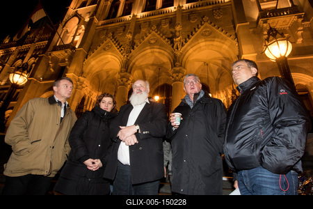 Gyurcsány Ferenc és a DKP frakció a hajléktalan törvény ellen tiltakozva az éjszakát a Parlament lépcsõjén tölti.A képen Varju László,Vadai Ágnes,Iványi Gábor,Gyurcsány Ferenc és Oláh Lajos.2018.10.25.Fotó:Vörös Szilárd-stock-foto