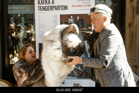 A Székesfehérvári Vörösmarty Színház promótálja az Andrássy úton a Nemzeti Színházban elõadandó darabjukat a Kafka a tengerpartont Murakami Harukitól.A képen Pálya Pompónia és Gáspár Sándor.2019.03.22.Fotó:Vörös Szilárd-stock-foto