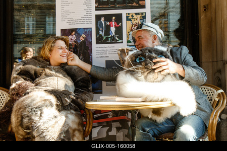 A Székesfehérvári Vörösmarty Színház promótálja az Andrássy úton a Nemzeti Színházban elõadandó darabjukat a Kafka a tengerpartont Murakami Harukitól.A képen Pálya Pompónia és Gáspár Sándor.2019.03.22.Fotó:Vörös Szilárd-stock-foto