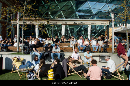 Tömeg a vendéglátóhelyek teraszain a Bálnánál.2021.04.24.Fotó:Vörös Szilárd-stock-foto