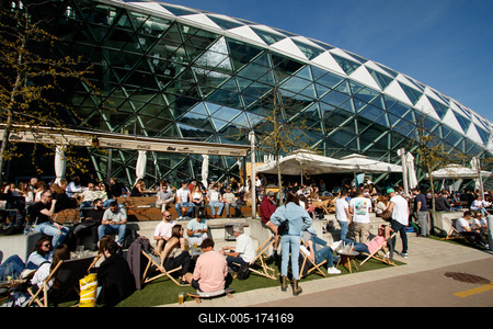 Tömeg a vendéglátóhelyek teraszain a Bálnánál.2021.04.24.Fotó:Vörös Szilárd-stock-foto