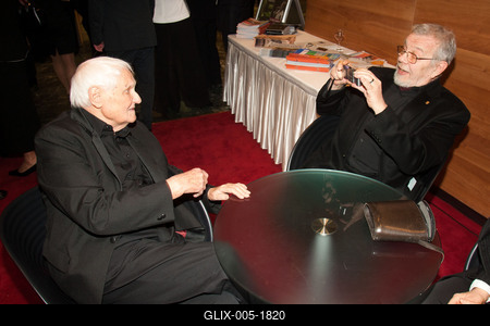 Budapest, 2010.12.04.
Idén nyolcadik alkalommal került megrendezésre a Prima Primissima Díjátadó Gálaest a Művészetek Palotájában.

A képen: Jancsó Miklós rendező (balra) és Haraszty István szobrász-stock-foto