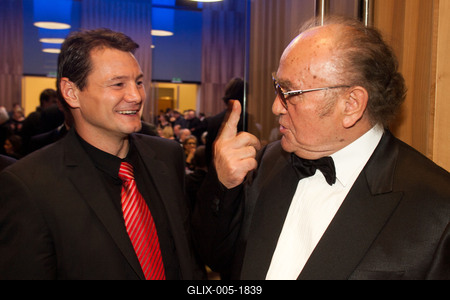 Budapest, 2010.12.04.
Idén nyolcadik alkalommal került megrendezésre a Prima Primissima Díjátadó Gálaest a Művészetek Palotájában.

A képen: Erdei Zsolt ökölvívó (balra) és Demján Sándor üzletember-stock-foto