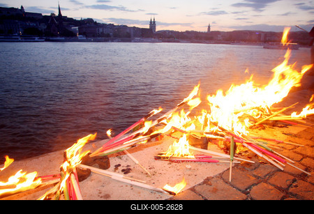 Békenap a Duna-parton-stock-foto