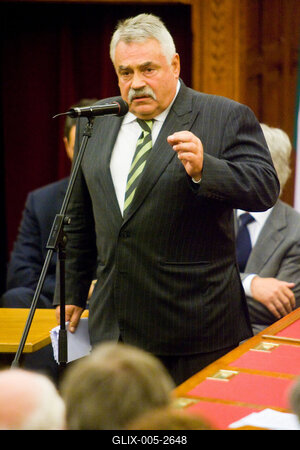 A parlamenti pártok meghallgatják a köztársasági elnök-jelölteket-stock-foto