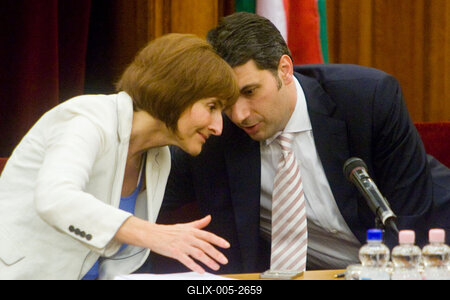 A parlamenti pártok meghallgatják a köztársasági elnök-jelölteket-stock-foto