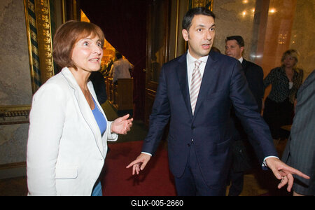 A parlamenti pártok meghallgatják a köztársasági elnök-jelölteket-stock-foto