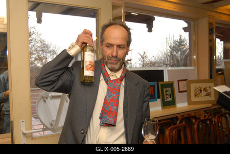 Benkő Dániel női hátsókat fest-stock-foto