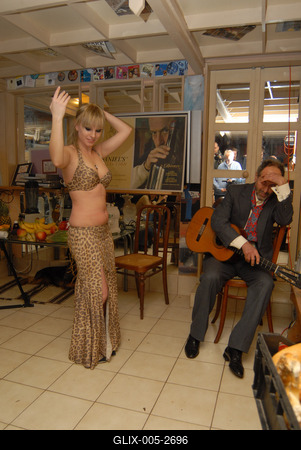 Benkő Dániel női hátsókat fest-stock-foto