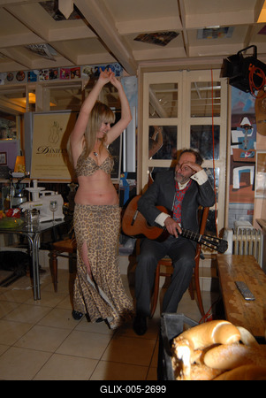 Benkő Dániel női hátsókat fest-stock-foto