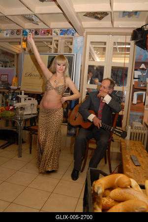 Benkő Dániel női hátsókat fest-stock-foto