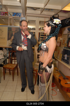 Benkő Dániel női hátsókat fest-stock-foto