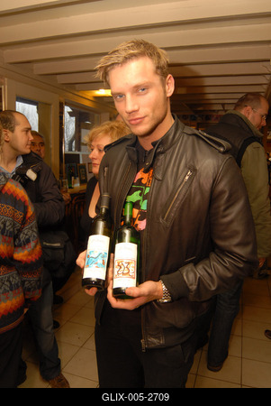 Benkő Dániel női hátsókat fest-stock-foto