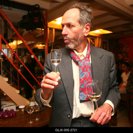 Benkő Dániel női hátsókat fest-stock-foto