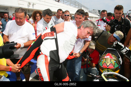 Több ezren voltak kíváncsiak Talmácsi Gábor bemutatójára-stock-foto