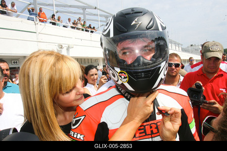 Több ezren voltak kíváncsiak Talmácsi Gábor bemutatójára-stock-foto