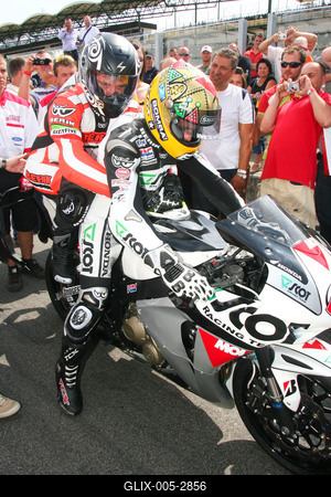 Több ezren voltak kíváncsiak Talmácsi Gábor bemutatójára-stock-foto