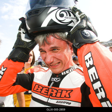 Több ezren voltak kíváncsiak Talmácsi Gábor bemutatójára-stock-foto