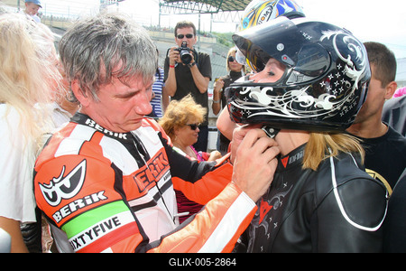 Több ezren voltak kíváncsiak Talmácsi Gábor bemutatójára-stock-foto