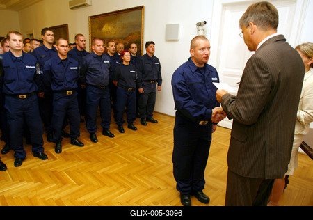 Demszky Gábor megjutalmazta a rendőröket-stock-foto