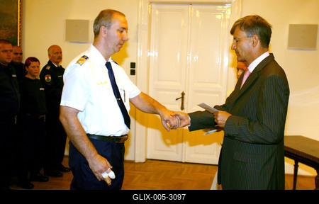 Demszky Gábor megjutalmazta a rendőröket-stock-foto