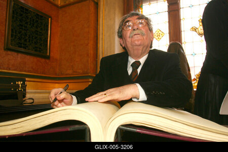 16 új díszpolgára van a fővárosnak-stock-foto