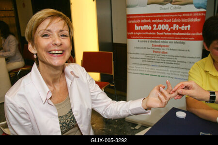 Öt éves az Egy Csepp Figyelem Alapítvány-stock-foto