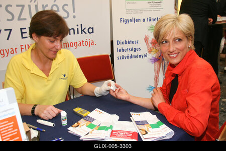 Öt éves az Egy Csepp Figyelem Alapítvány-stock-foto