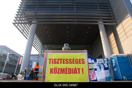 Éhségsztrájk a Magyar Televízió épülete előtt-stock-foto