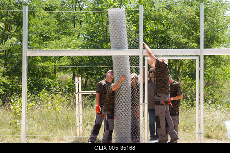Drótkerítés épül Magyarország déli határán-stock-foto