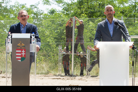 Drótkerítés épül Magyarország déli határán-stock-foto