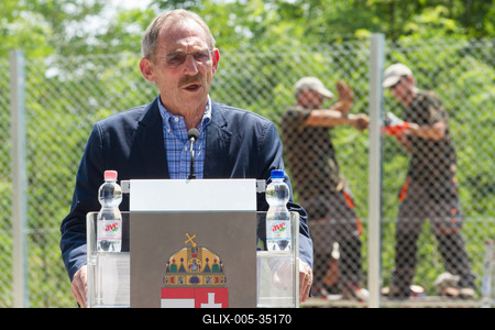 Drótkerítés épül Magyarország déli határán-stock-foto