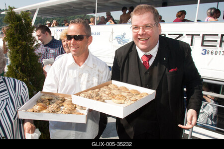 Schobert Norbert és Schmuck Andor süteményt osztogatott-stock-foto