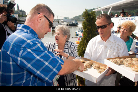 Schobert Norbert és Schmuck Andor süteményt osztogatott-stock-foto