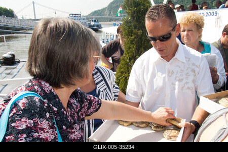 Schobert Norbert és Schmuck Andor süteményt osztogatott-stock-foto