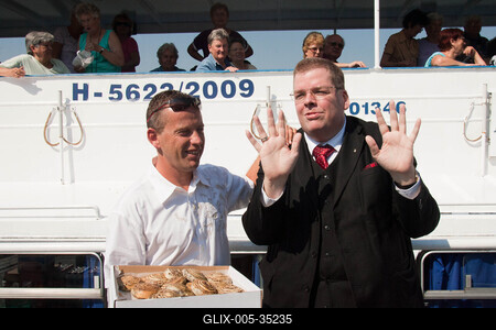 Schobert Norbert és Schmuck Andor süteményt osztogatott-stock-foto