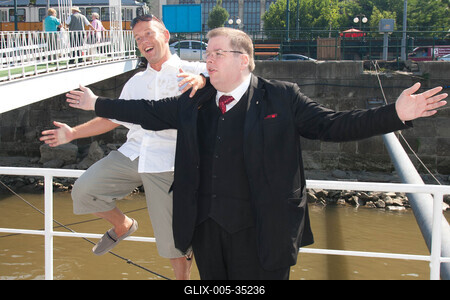 Schobert Norbert és Schmuck Andor süteményt osztogatott-stock-foto